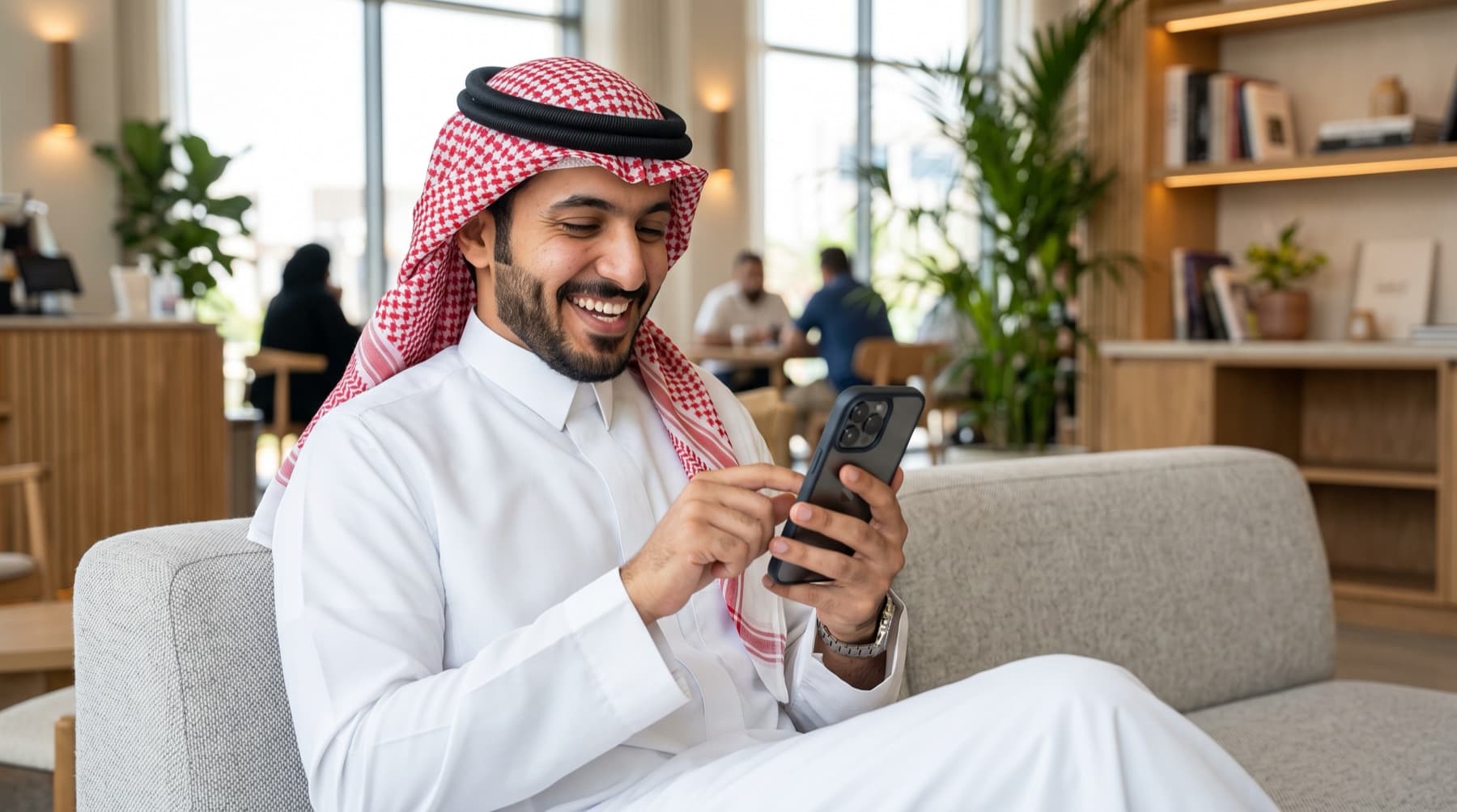 متسوّق يتحقق من الأسعار على هاتفه